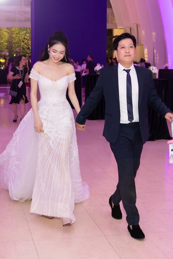 Trường Giang nắm chặt tay bà xã khi xuất hiện khiến ai cũng phải ngưỡng mộ. Có thể nói, đây là lần đầu tiên Nhã Phương và Trường Giang xuất hiện chính thức cùng nhau trong một sự kiện sau khi kết hôn.