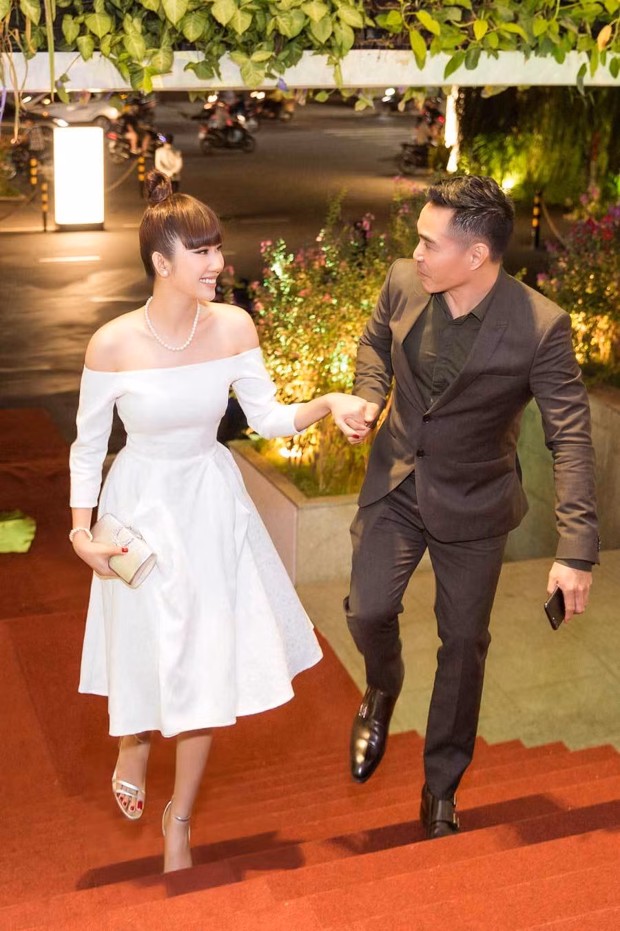 Tối 20/4, diễn viên Thuý Ngân - Trung Dũng cùng nhau đến tham dự một sự kiện tại TP.HCM. Trên thảm đỏ, Thuý Ngân khoe vóc dáng gợi cảm với chiếc váy cúp ngực. Cô chọn kiểu tóc búi cao, trang sức ngọc trai tạo điểm nhấn.