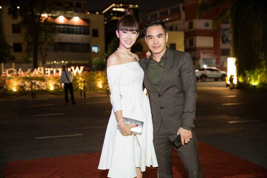 Trong chương trình, Thuý Ngân nhận hoa tri ân từ ban tổ chức vì có những đóng góp tích cực trong năm 2018. Nữ diễn viên cũng hào hứng khi được trao tặng một chuyến du lịch Đài Loan. "Chắc tôi phải kiếm người yêu để cùng đi chơi mới được", người đẹp dí dỏm nói.