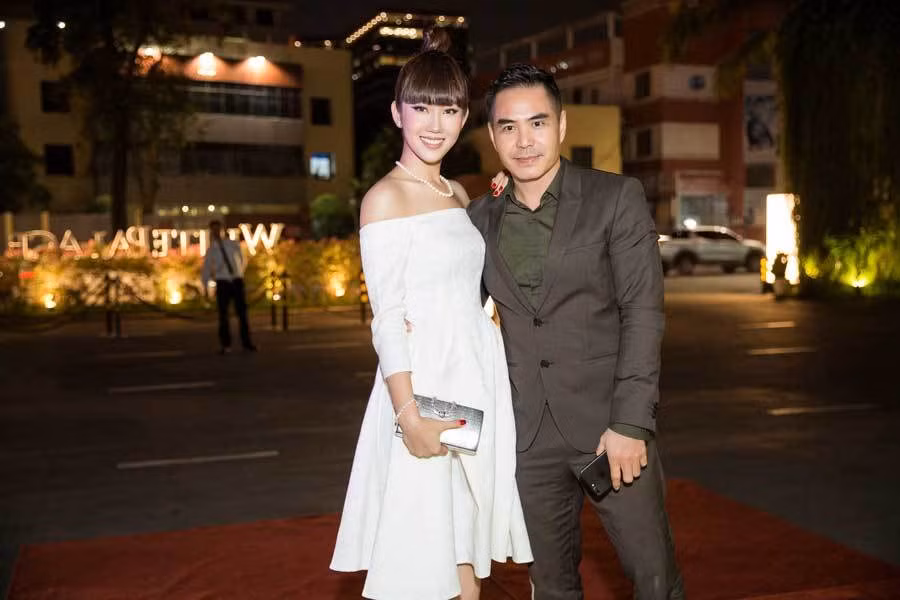 Trong chương trình, Thuý Ngân nhận hoa tri ân từ ban tổ chức vì có những đóng góp tích cực trong năm 2018. Nữ diễn viên cũng hào hứng khi được trao tặng một chuyến du lịch Đài Loan. "Chắc tôi phải kiếm người yêu để cùng đi chơi mới được", người đẹp dí dỏm nói.