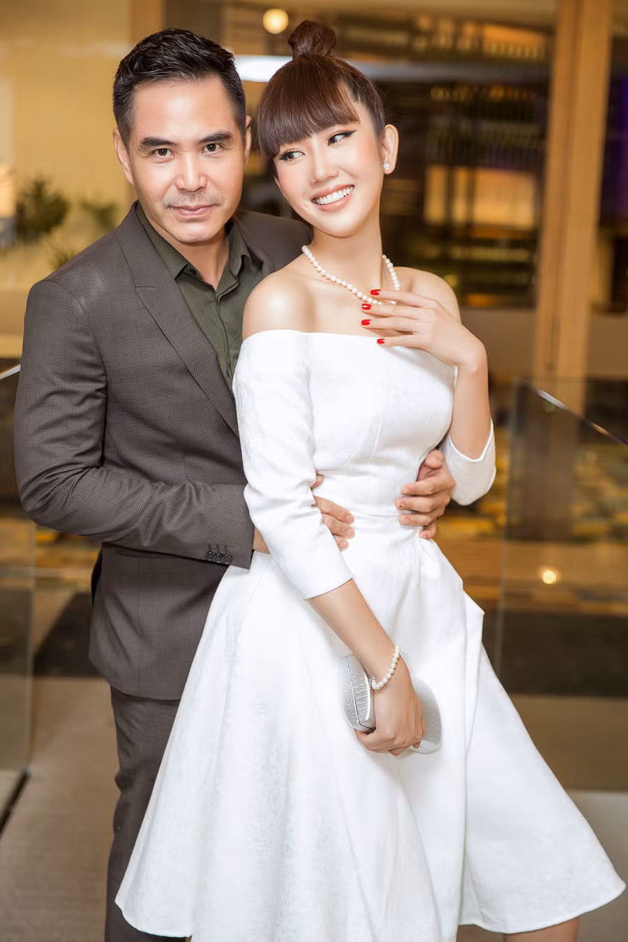 Cả hai dành cho nhau nhiều cử chỉ tình cảm như nắm tay, ôm eo. Thuý Ngân cho biết cả hai chỉ là anh em thân thiết. Thỉnh thoảng, vì cùng nhau tham dự một sự kiện, Trung Dũng đưa đón và hộ tống Thuý Ngân. Trước đó, khi đóng phim "Gạo nếp gạo tẻ", cả hai từng vướng nghi vấn phim giả tình thật, khiến họ phải né tránh gặp nhau suốt thời gian dài.