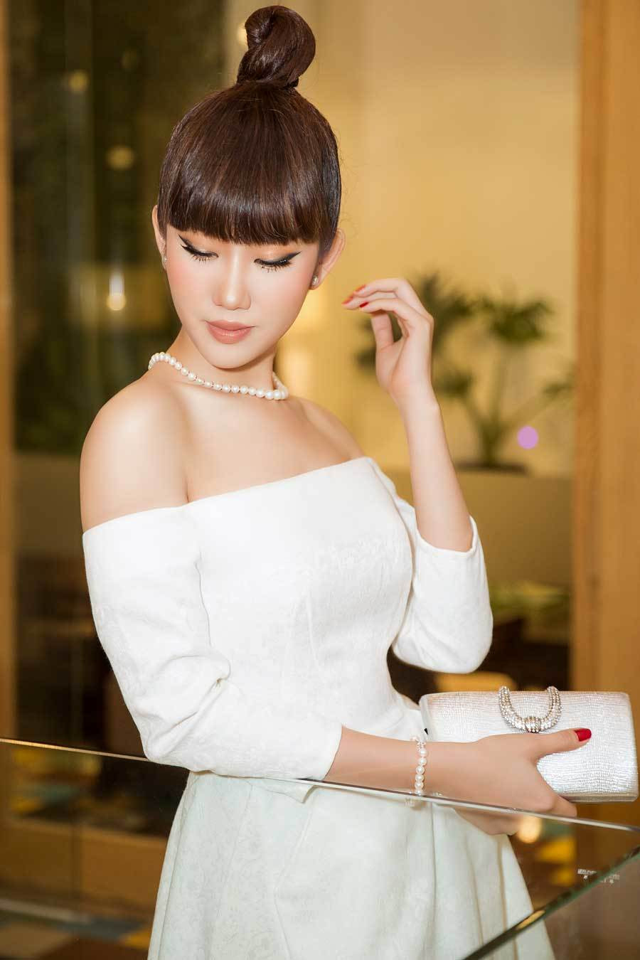 Hiện, Thuý Ngân tập trung thời gian hoàn thành vai diễn trong bộ phim "Bệnh viện Thần ái", đóng cùng Xuân Nghị, Quang Trung.