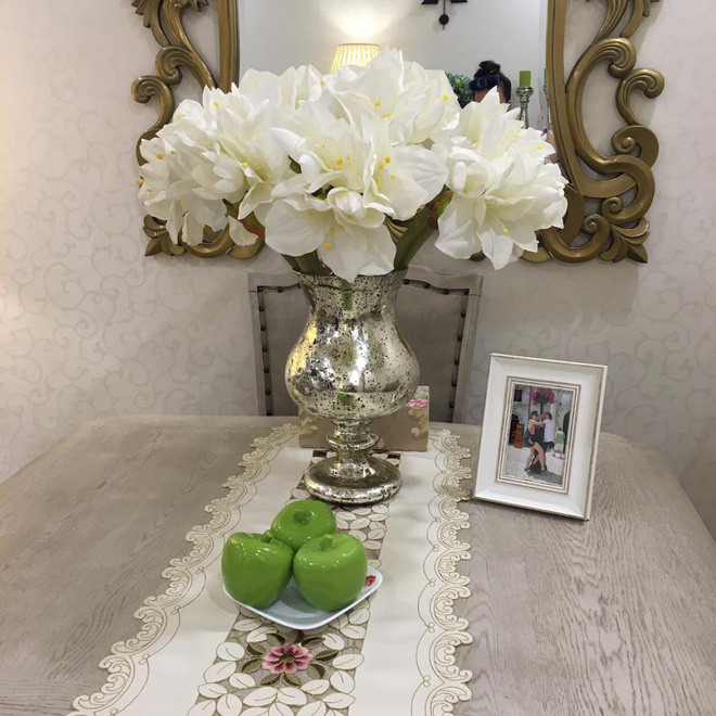 Ngoài diễn hài, Vân Dung còn kiếm được bộn tiền từ việc đóng quảng cáo, bán căn hộ. Bởi vậy, không có gì lạ khi không gian sống của nữ danh hài rất sang trọng, hiện đại. Không gian sống của Vân Dung có tông màu trang nhã, riêng phòng ngủ được cô sơn màu xanh dịu mát, tạo cảm giác thư thái.