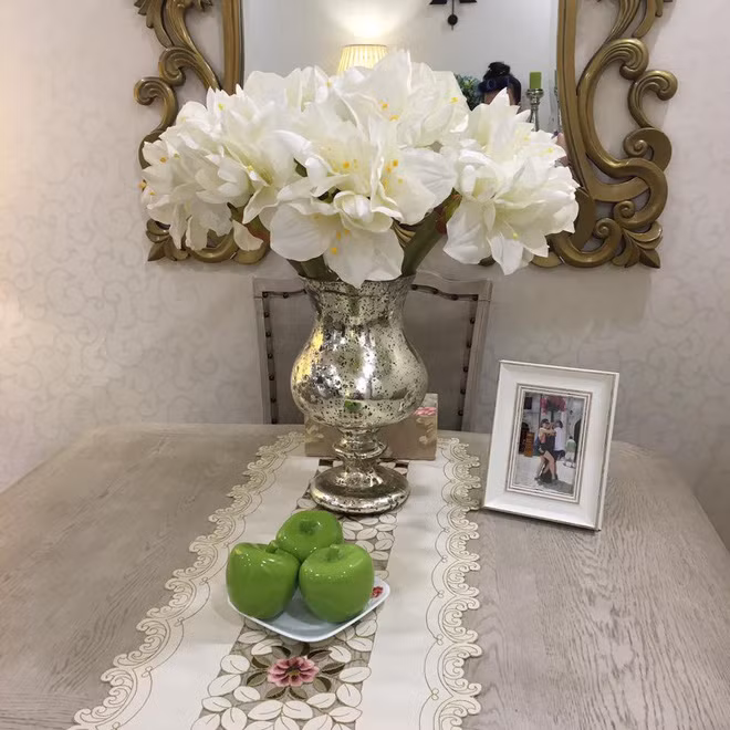 Ngoài diễn hài, Vân Dung còn kiếm được bộn tiền từ việc đóng quảng cáo, bán căn hộ. Bởi vậy, không có gì lạ khi không gian sống của nữ danh hài rất sang trọng, hiện đại. Không gian sống của Vân Dung có tông màu trang nhã, riêng phòng ngủ được cô sơn màu xanh dịu mát, tạo cảm giác thư thái.