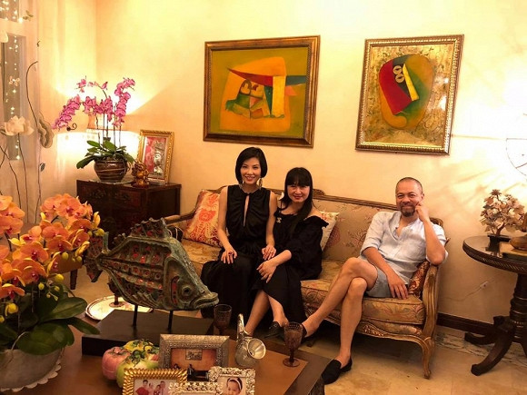Trong những bức ảnh được nam NTK đăng tải trên Facebook cá nhân đã hé lộ cơ ngơi vô cùng hoàng tráng của vợ chồng Vũ Cẩm Nhung. Cựu siêu mẫu đã đón tiếp nhiệt tình, thết đãi gia đình người anh nổi tiếng một bữa cơm ấm áp tại gia.
