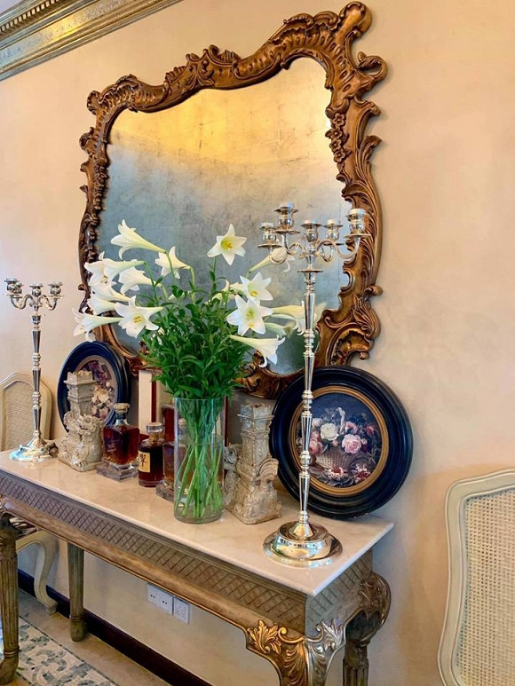 Đức Hùng đem hoa loa kèn đất Bắc vào Sài Gòn tặng người em thân thiết.