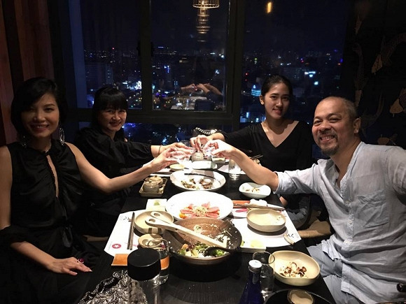 Vũ Cẩm Nhung thết đãi gia đình NTK đàn anh bữa tiệc ấm áp tại gia.