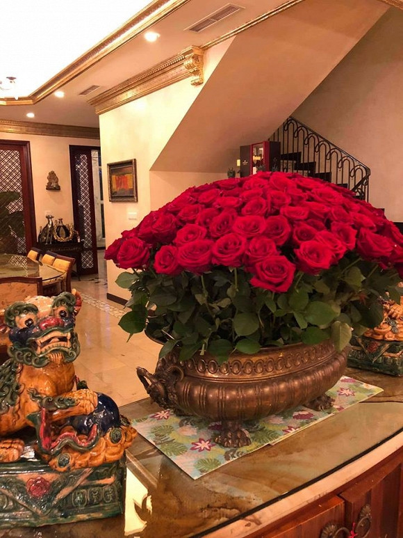 Bó hoa hồng lớn được Vũ Cẩm Nhung tự tay cắm để đón khách quý vào thăm.