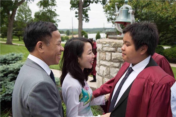 Bố mẹ Đỗ Nhật Nam sang Mỹ dự lễ tốt nghiệp của con trai.