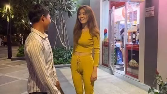 Chan dung ban gai xinh dep xuat hien ben Vlogger Loc phu ho-Hinh-2