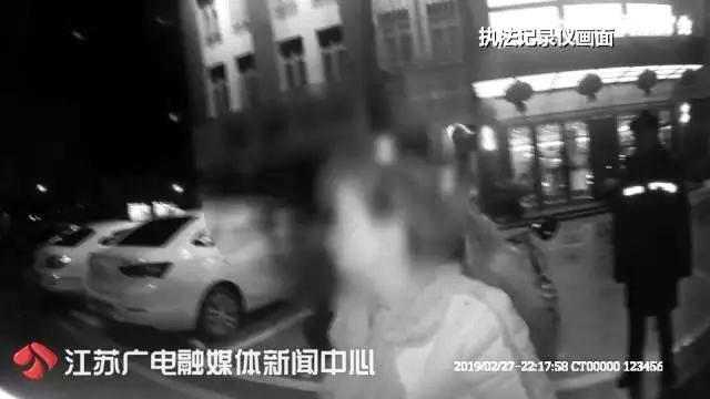 Di gap ban trai quen qua mang, me chong U50 bi con dau am sat