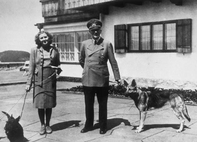 Hitler tin rằng xung quanh ông ta là những kẻ phản bội và Eva Braun ủng hộ suy nghĩ này của trùm phát xít. Thậm chí, vào những giờ phút cận kề cái chết, Eva cũng đồng tình với quan điểm của Adolf Hitler, rằng thà chết như một người anh hùng còn hơn để kẻ thù thương hại. Cuối cùng bà và trùm phát xít khét tiếng trong lịch sử nhân loại đã tự kết liễu cuộc đời mình trong một boong-ke.