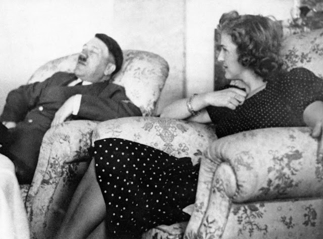 Tháng 5/1935, Eva Braun cố gắng tự tử lần nữa khi uống thuốc ngủ vì Hitler không gọi cho bà trong 3 tháng. Sau lần tự tử không thành này, Hitler đã tặng cho Eva môt căn biệt thự 3 phòng ngủ và năm 1936, họ sống cùng nhau trong dinh thự của Hitler ở Alps.