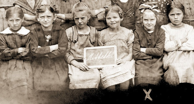 Eva Braun là bạn gái lâu năm và sau này là vợ của Hitler. Braun và Hitler đã tự tử ngày 30/4/1945 trong một boong-ke của trùm phát xít ở Berlin, Đức. Vợ của trùm phát xít khét tiếng trong lịch sử nhân loại sinh vào tháng 2/1912 ở Munich. Khi còn đi học, Braun thường được điểm trung bình, bà cũng không giỏi môn học nào, ngoại trừ thể thao. Eva Braun được miêu tả giống như một cậu con trai nghịch ngợm khi bước vào tuổi thiếu niên nên cha mẹ bà đã gửi bà tới một trường dòng. Tuy nhiên, Braun cảm thấy đó không phải là môi trường phù hợp với mình nên bà đã cố gắng tự lập về tài chính để không phụ thuộc vào cha mẹ bằng cách làm việc ở một studio chụp ảnh. Quyết định này đã thay đổi cuộc đời Eva Braun mãi mãi bởi chính trong studio ấy, bà đã gặp Hitler.