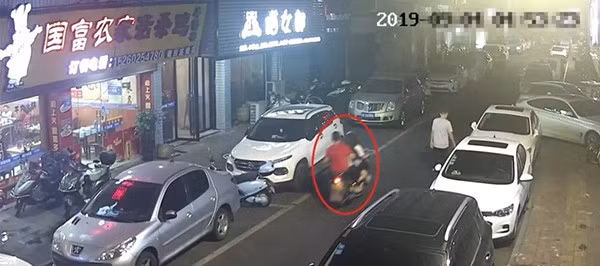 Say khuot, gai tre bi yeu rau xanh dua ve nha cuong dam