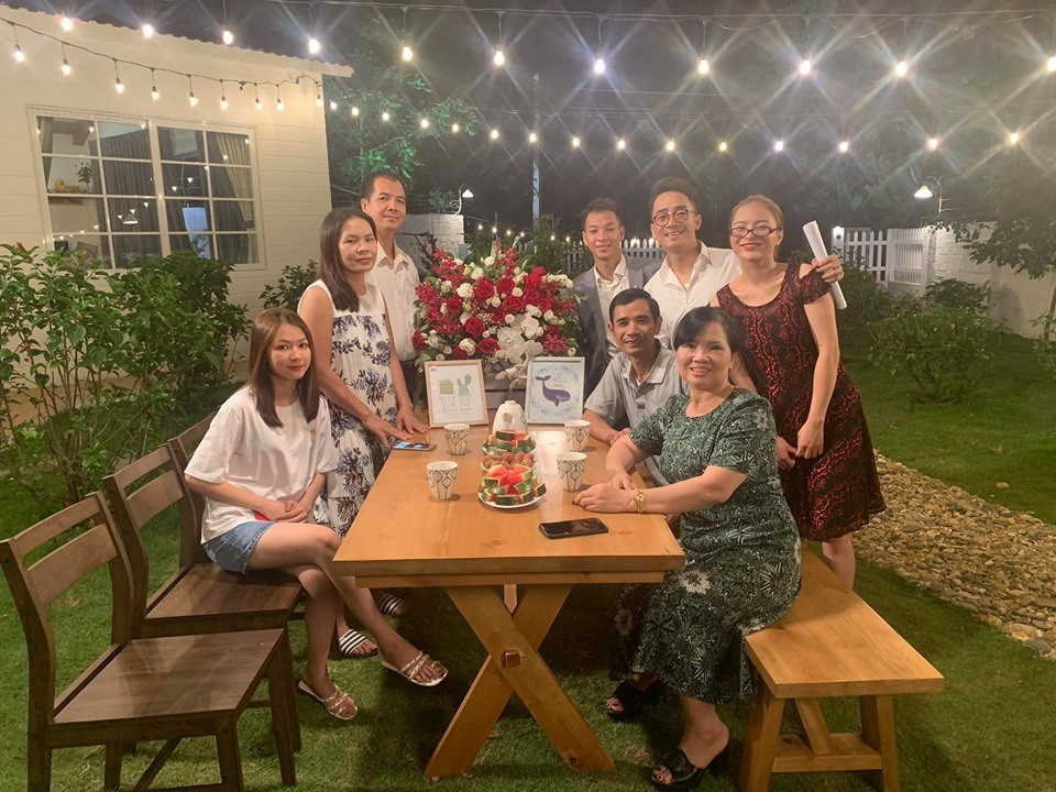 Nam diễn viên vui mừng khoe ở không gian riêng này, gia đình anh có thể thức dậy với một bản nhạc không lời thật và ngắm nhìn khu vườn nhiều hoa, uống một tách trà nóng ngắm đám trẻ chạy trên thảm cỏ xanh, bữa cơm quê với các món ngon cái gì cũng sạch.