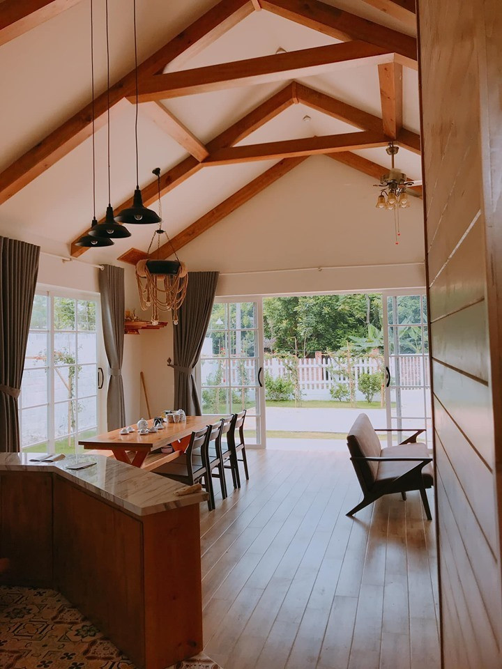 Ngôi nhà vô cùng gần gũi thiên nhiên với cây cỏ và đồ gỗ mộc.