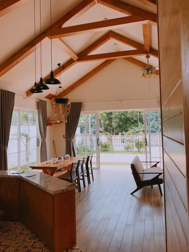 Ngôi nhà vô cùng gần gũi thiên nhiên với cây cỏ và đồ gỗ mộc.