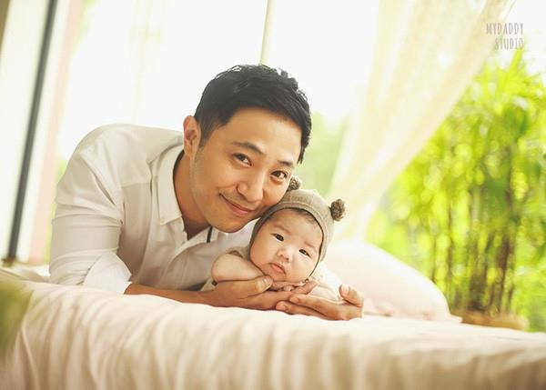 Cởi mở trong công việc nhưng anh lại khá kín tiếng về đời tư. Jin Goo bí mật lập gia đình năm 2014 sau 4 tháng hẹn hò. Vợ anh tên Ji Hye, là người ngoài ngành giải trí. Thông tin cùng hình ảnh về vợ Jin Goo ít được báo chí đăng tải. Hiện họ có 2 người con và có cuộc sống hạnh phúc, viên mãn.