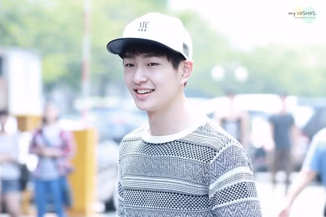 Tuy nhiên, vào tháng 8/2017, Onew bị tố quấy rối tình dục khi đến một quán bar ở quận Gangnam. Người phụ nữ tố cáo anh sau đó đã rút đơn kiện và cho biết đây chỉ là sự hiểu nhầm. Scandal này đã làm ảnh hưởng nặng nề đến sự nghiệp của trưởng nhóm SHINee.