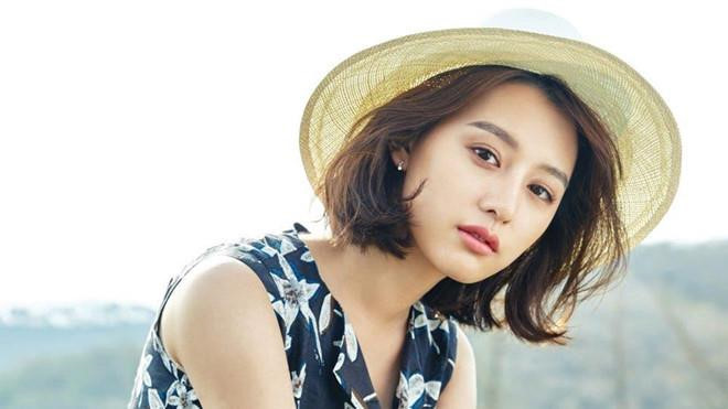 Kim Ji Won sinh năm 1992, bắt đầu tham gia diễn xuất từ năm 2008 với vai diễn nhỏ trong bộ phim Mrs. Saigon. Công chúng dần ghi nhớ tên tuổi của cô qua các tác phẩm truyền hình quen thuộc như High Kick 3, To The Beautiful You, Người thừa kế... Năm 2016, nhân vật Yoon Myung Joo trong Hậu duệ mặt trời mang về thành công vang dội cho Kim Ji Won. Kể từ vai diễn này, sự nghiệp của cô gái 26 tuổi bước lên một tầm cao mới. Cô được mời đảm nhận vai chính đầu tiên trong sự nghiệp, thoát khỏi "kiếp" đóng vai phụ mờ nhạt.