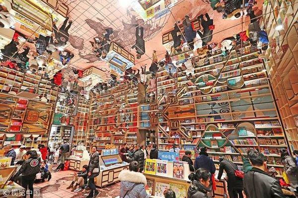 Ở Zhongshuge Trùng Khánh, phong cách xây dựng hiện đại được kết hợp hài hòa với tinh hoa kiến trúc truyền thống Trung Quốc. Điều này thể hiện rõ ở những bức tường kính trong suốt và những cây cột gỗ. Nhiều cầu thang được lắp đặt để kết nối các tầng với nhau. Kiểu thiết kế này nhằm mục đích mô phỏng địa hình núi non của thành phố.