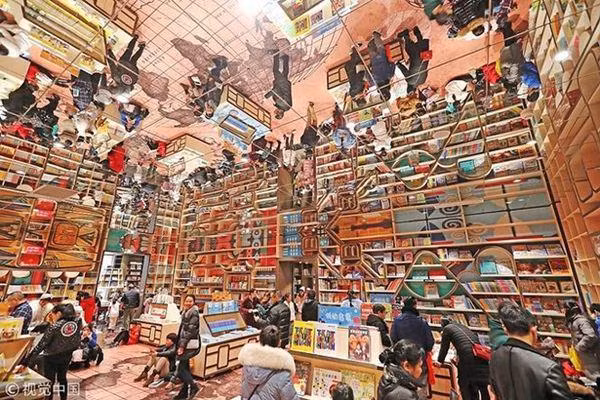 Ở Zhongshuge Trùng Khánh, phong cách xây dựng hiện đại được kết hợp hài hòa với tinh hoa kiến trúc truyền thống Trung Quốc. Điều này thể hiện rõ ở những bức tường kính trong suốt và những cây cột gỗ. Nhiều cầu thang được lắp đặt để kết nối các tầng với nhau. Kiểu thiết kế này nhằm mục đích mô phỏng địa hình núi non của thành phố.