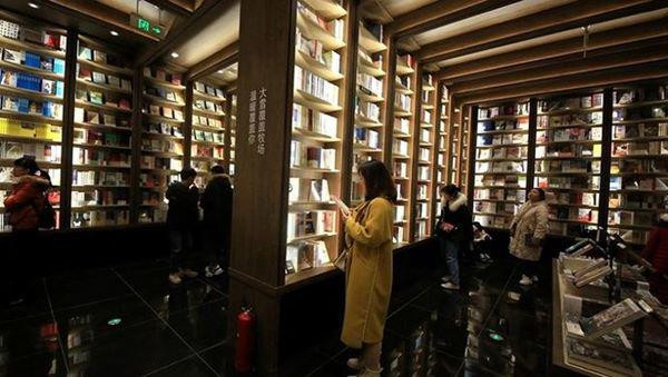 Hiệu sách “mê cung tri thức” này ngự ở tầng ba và tầng bốn của một trung tâm mua sắm. Với ánh sáng nhẹ nhàng cùng không gian đa dạng khiến nhiều người có thể đứng đọc sách cả buổi mà không bị ảnh hưởng bởi người xung quanh.