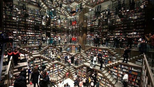 Trần được lắp kính khiến không gian như mở rộng gấp đôi.