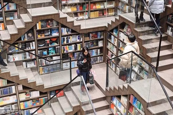 Hiệu sách này rộng tới 1.300 m2, chứa tới 80.000 đầu sách các loại, được coi là một thiên đường của những người ham sách.