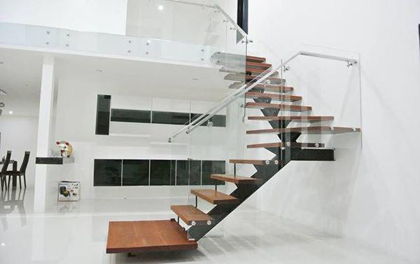 Sự kết hợp giữa nội thất gỗ tinh tế, gam màu chủ đạo trắng sáng thiết kế gác lửng khiến cho căn nhà cấp 4 này trở nên nổi bật.