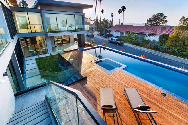 Hồ bơi và bồn tắm nước nóng ngoài trời trong khuôn viên biệt thự.