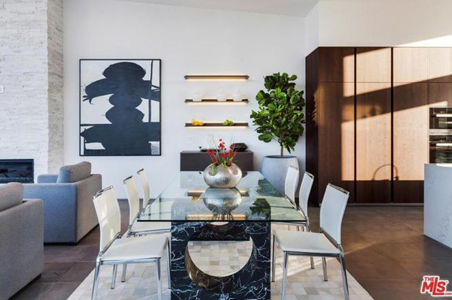 Biệt thự có 2 tầng, hầu hết không gian sinh hoạt của gia đình hay tiếp đón bạn bè sẽ nằm ở tầng 1. Tầng 2 được dành cho việc thư giãn, giải trí, nghỉ ngơi.