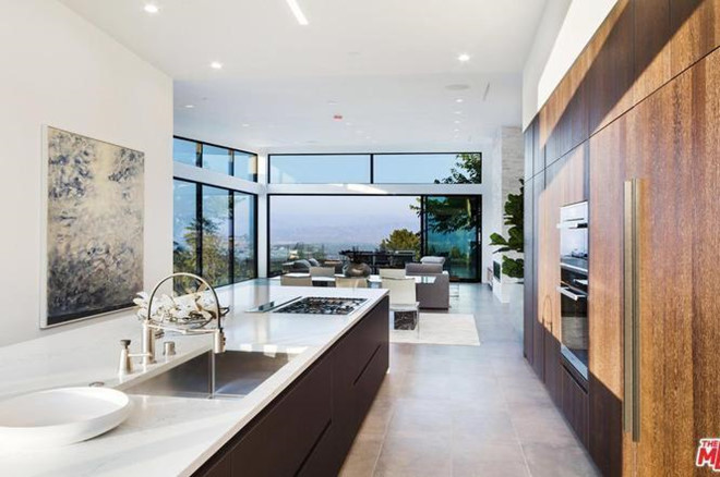 Không gian nấu nướng, ăn uống, và tiếp khách được tích hợp trong một căn phòng rộng lớn, hiện đại với những nội thất và trang thiết bị cao cấp.