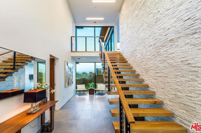 Cầu thang dẫn đến nhà đậu xe của biệt thự ở cửa sau.