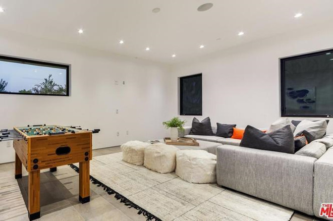 Không gian giải trí ấm cúng với bộ sofa cỡ lớn cùng chiếc bàn để chơi bóng đá.