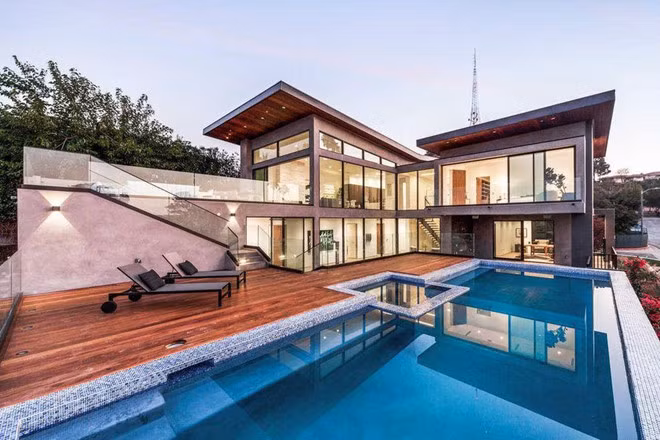 Jack Dorsey là nhà sáng lập kiêm CEO của mạng xã hội Twitter. Tài sản của Dorsey đang vào khoảng 5,1 tỷ USD và được Forbes xếp giàu thứ 343 trên thế giới. Hiện Dorsey được cho là đang hẹn hò với người mẫu sinh năm 1995, Raven Lyn. Vị tỷ phú này đang sở hữu biệt thự rộng khoảng 347 m2 với 4 phòng ngủ và 4 phòng tắm được xây vào năm 2017. Ở đây được lắp đặt hệ thống bảo mật cao cấp với nhiều camera, chuông báo động.