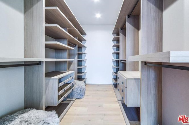 Phòng chứa quần áo khổng lồ được cho là rất phù hợp với một người mẫu như Raven Lyn.