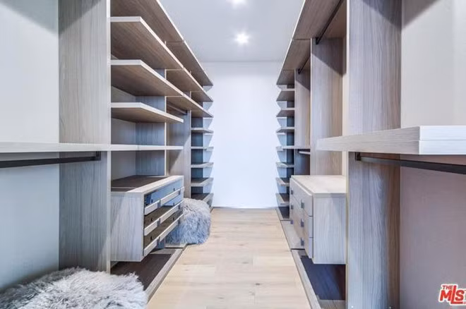 Phòng chứa quần áo khổng lồ được cho là rất phù hợp với một người mẫu như Raven Lyn.