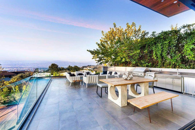 Không gian thư giãn ngoài trời rộng lớn, thích hợp để có những phút giây thư thái và ngắm nhìn khung cảnh "thành phố của những thiên thần".