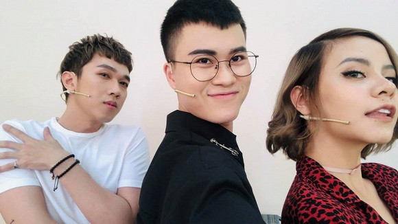 Lê Thiện Hiếu và Tia Hải Châu công khai tình cảm sau hơn 2 năm giấu kín. Giọng ca "Ông bà anh" cũng nhắn nhủ ngọt ngào đến bạn gái: "Bib Xib Hib yêu dấu! Hơn 2 năm qua, em đã bất chấp mọi thứ để ở cạnh anh. Bất chấp nhiều lời phán xét, gièm pha rằng chúng ta không thể bên nhau. Em vẫn luôn dành cho anh sự kiên nhẫn và dịu dàng. Em yêu và chấp nhận cả những tật xấu nhất của anh. Em hi sinh nhiều thứ vì anh, anh biết, và anh hiểu những điều em trăn trở.