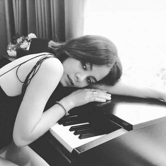 Anh ít khi thể hiện tình cảm ra ngoài, bởi anh lo sợ nhiều thứ. Nhưng hôm nay anh đã dũng cảm hơn rồi. Anh muốn thấy em hạnh phúc, muốn em yên tâm về chúng ta. Em coi tử vi (năm nào em cũng coi), tử vi nói năm nay chúng ta sẽ xa nhau. Em buồn bã, lo lắng, bồn chồn mãi. Nhưng anh thì không, vì anh biết anh chẳng bao giờ muốn xa em cả. Món quà này là dành cho em, anh cũng là dành cho em. Em hãy cứ yên tâm và đừng lo lắng gì nhé, vì anh vẫn luôn ở đây. Yêu em nhiều hơn cách mà em yêu anh! Cảm ơn em đã đến và ở lại".