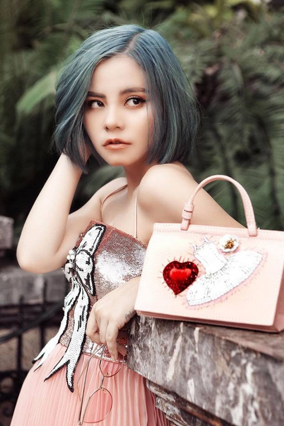 Lê Thiện Hiếu nổi lên từ ca khúc "Ông bà anh" trong chương trình "Sing My Song - Bài hát hay nhất". Ngoại hình nam tính nhưng ít người biết rằng Lê Thiện Hiếu từng là một cô gái. Để có ngoại hình như hiện tại, Lê Thiện Hiếu từng trải qua quá trình chuyển đổi từ nữ thành nam gần 1 năm.