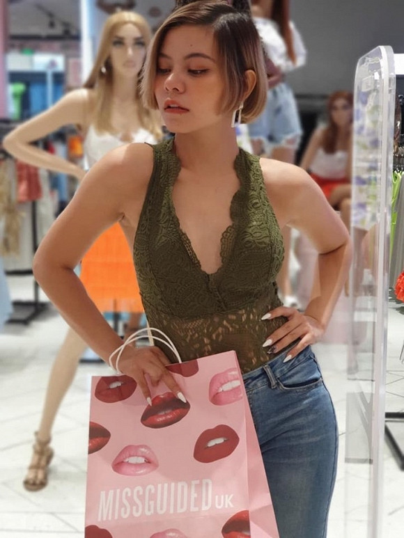 Bạn gái Lê Thiện Hiếu rất cá tính nhưng cũng không kém phần gợi cảm.