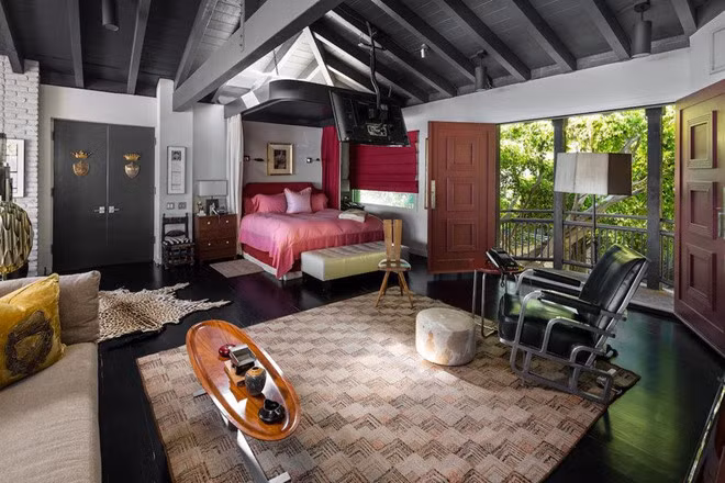Bên trong một phòng ngủ rộng lớn, rực rỡ sắc màu khác của biệt thự.