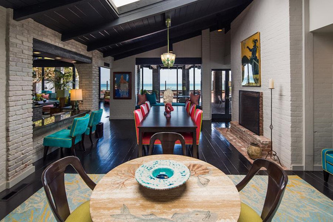 Khu vực ăn uống, quầy bar cũng phong phú các tông màu khác nhau, được tích hợp trong một không gian rộng lớn nằm kế bên phòng khách.