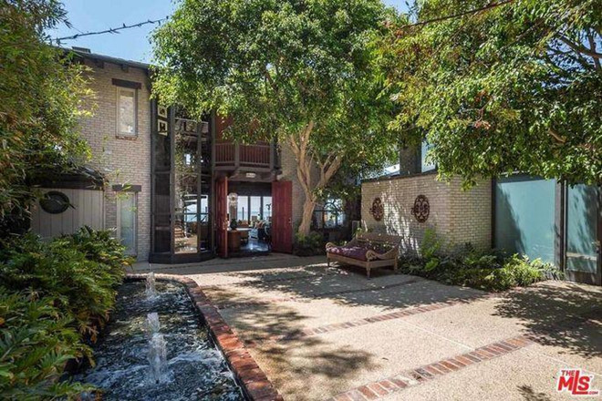 Biệt thự rộng hơn 520 m2 với 5 phòng ngủ và 6 phòng tắm, được Larry Ellison mua lại từ nhà sản xuất phim danh tiếng Joel Silver. Trước đó, biệt thự có giá tận 57,5 triệu USD khi được đưa lên thị trường vào tháng 4/2016.