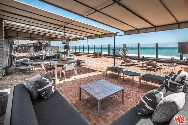 Không gian thư giãn ngoài trời rộng lớn và có mái che.