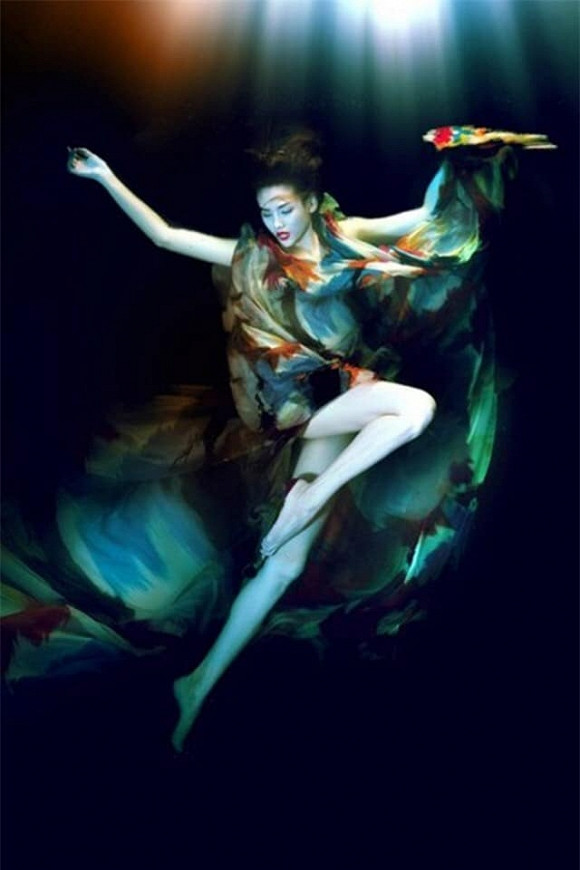 Vũ điệu trong nước của Võ Hoàng Yến rất đẹp nhưng biểu cảm khuôn mặt lại khá kì cục.