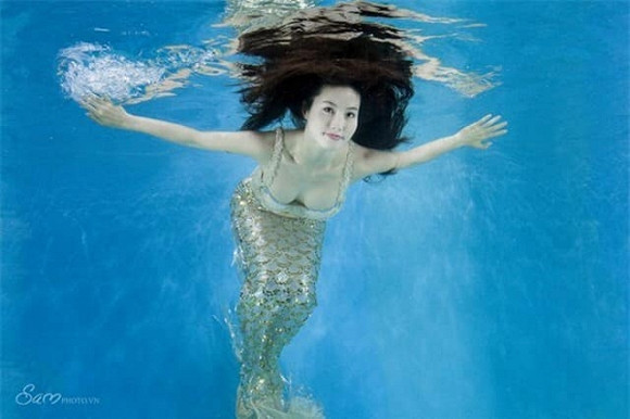 Diễm My 9x khoe vòng một nóng bỏng trong hình tượng nàng tiên cá.